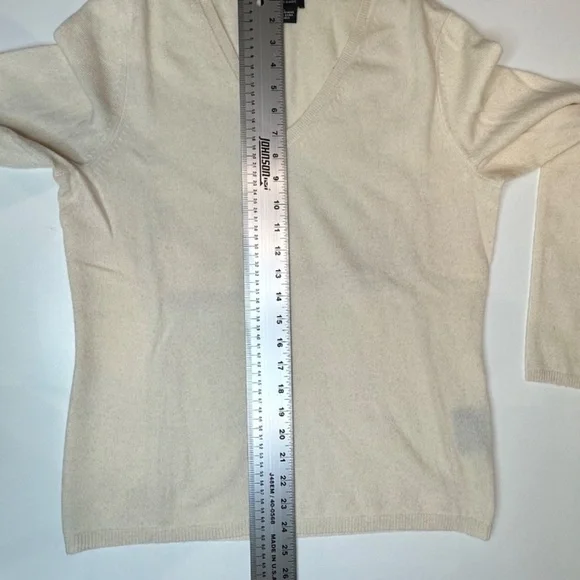 Sutton Studio Winter White/cream v-neck cashmere sweater. Size XL. Like new! - Picture 3 of 5